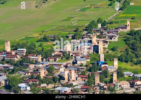 Maisons Svan avec tour de guet médiéval dans la montagne du Caucase, Mestia, région de Svaneti, Géorgie Banque D'Images