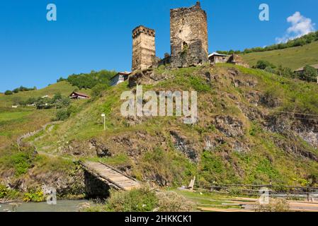 Maisons Svan avec tour de guet médiéval dans la montagne du Caucase, région de Svaneti, Géorgie Banque D'Images