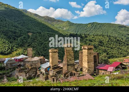 Maisons Svan avec tour de guet médiéval dans la montagne du Caucase, Ushguli, région de Svaneti, Géorgie Banque D'Images