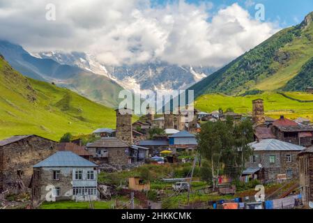 Maisons Svan avec tour de guet médiéval dans la montagne du Caucase, Ushguli, région de Svaneti, Géorgie Banque D'Images