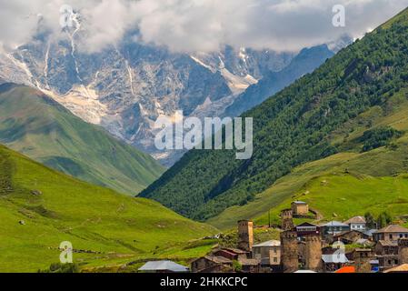 Maisons Svan avec tour de guet médiéval dans la montagne du Caucase, Ushguli, région de Svaneti, Géorgie Banque D'Images