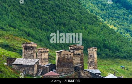 Maisons Svan avec tour de guet médiéval dans la montagne du Caucase, Ushguli, région de Svaneti, Géorgie Banque D'Images