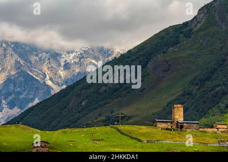 Maisons Svan avec tour de guet médiéval dans la montagne du Caucase, Ushguli, région de Svaneti, Géorgie Banque D'Images