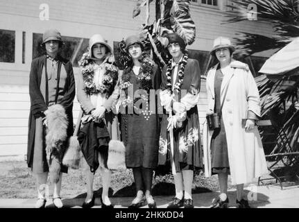 Groupe de jeunes femmes de flapper posent pendant leurs vacances à Hawaï, ca. 1925. Banque D'Images