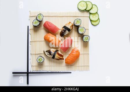 Un haut angle d'un set de sushi Banque D'Images