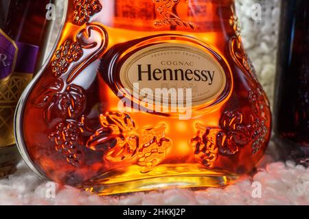 Tyumen, Russie-27 novembre 2021 : logo de la bouteille Cognac Hennessy X.O Banque D'Images