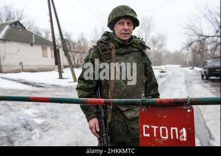 Un serviceman pro-russe au point de contrôle de la milice populaire de la République populaire de Luhansk, Donbass (Ukraine), le 03 février 2022.Photo de Svetlana Kysilyova/ABACAPRESS.COM Banque D'Images