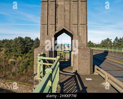 La base du pylône nord sur le pont de Yaquina Bay, Newport, Oregon, États-Unis Banque D'Images