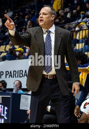 Berkeley, États-Unis.03rd févr. 2022.A. l'entraîneur-chef de Californie Mark Fox appelle la défense lors du match de basketball masculin NCAA entre Washington Huskies et California Golden Bears.Washington a battu California 84-63 au Hass Pavilion Berkeley en Californie Thurman James/CSM/Alay Live News Banque D'Images