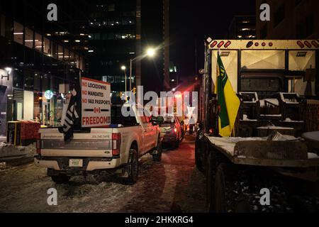 Ottawa (Ontario), Canada - le 4 février 2022 : un camion de pick-up au centre-ville d'Ottawa porte un panneau exigeant l'absence de cadenas, de mandats ou de passeports pour vaccins. Banque D'Images