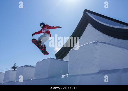 Zhangjiakou, province chinoise du Hebei.5th févr. 2022.Onitsuka Miyabi, du Japon, est en compétition lors de la qualification féminine de ski de snowboard en pente au Genting Snow Park à Zhangjiakou, dans la province de Hebei, dans le nord de la Chine, le 5 février 2022.Credit: Wu Zhuang/Xinhua/Alamy Live News Banque D'Images