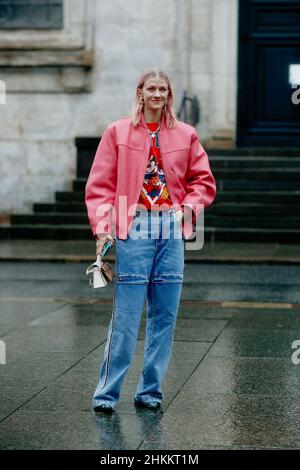 Street style, Marianne Theodorsen arrivant à Copenhague Fashion week automne-hiver 2022-2023, Danemark, le 1 février 2022.Photo de Marie-Paola Bertrand-Hillion/ABACAPRESS.COM Banque D'Images
