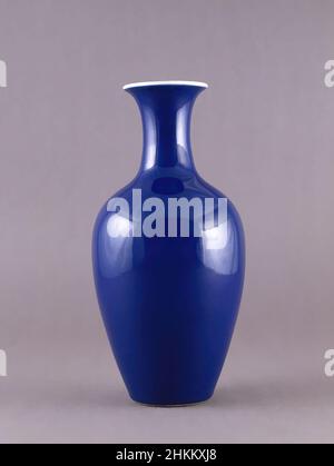 Art inspiré par vase, chinois, dynastie Qing, 1644-1911, période Yongzheng, 1723-1735, début du 18th siècle, articles de Jingdezhen; porcelaine avec glaçure au bleu profond, fabriquée à Jingdezhen, province de Jiangxi, Chine, Asie, Céramique, récipients, 10 3/4 x 5 1/4 po. (27,3 x 13,3 cm, œuvres classiques modernisées par Artotop avec une touche de modernité. Formes, couleur et valeur, impact visuel accrocheur sur l'art émotions par la liberté d'œuvres d'art d'une manière contemporaine. Un message intemporel qui cherche une nouvelle direction créative. Artistes qui se tournent vers le support numérique et créent le NFT Artotop Banque D'Images