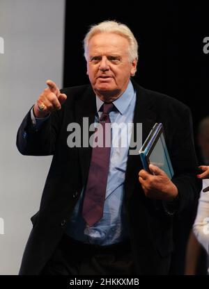 Photo du dossier datée du 5/10/2021 de Lord Michael Grade, l'ancien chef de la BBC, qui a critiqué la couverture par le radiodiffuseur de certains événements politiques, disant que le ton est "brillant et irrespectueux".Cet homme de 78 ans a occupé des postes de premier plan dans les trois principaux diffuseurs du Royaume-Uni : la BBC, la chaîne 4 et ITV.Date de publication : samedi 5 février 2022. Banque D'Images