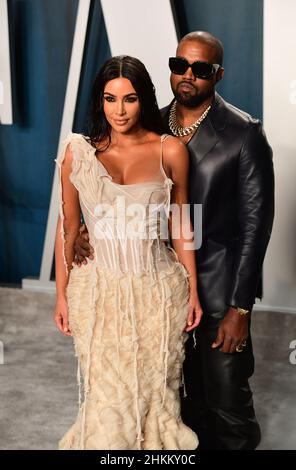 Photo du dossier datée du 9/2/2020 de Kim Kardashian et Kanye West participant à la Vanity Fair Oscar Party à Los Angeles, États-Unis.West a exigé des excuses de la presse américaine TMZ pour avoir "sélectionné des parties" dans un argument en ligne avec Kardashian.Le rappeur a déclaré que la publication "n'était pas une source médiatique équitable" et qu'elle avait essayé de "épingler le récit" contre lui.Date de publication : samedi 5 février 2022. Banque D'Images