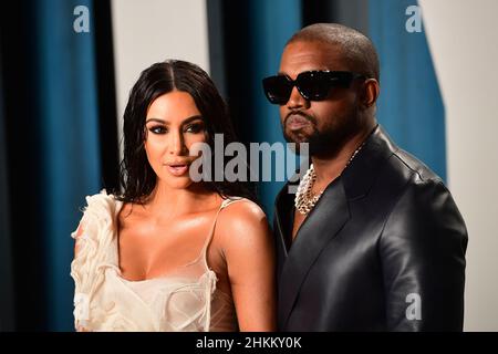 Photo du dossier datée du 9/2/2020 de Kim Kardashian et Kanye West participant à la Vanity Fair Oscar Party à Los Angeles, États-Unis.West a exigé des excuses de la presse américaine TMZ pour avoir "sélectionné des parties" dans un argument en ligne avec Kardashian.Le rappeur a déclaré que la publication "n'était pas une source médiatique équitable" et qu'elle avait essayé de "épingler le récit" contre lui.Date de publication : samedi 5 février 2022. Banque D'Images
