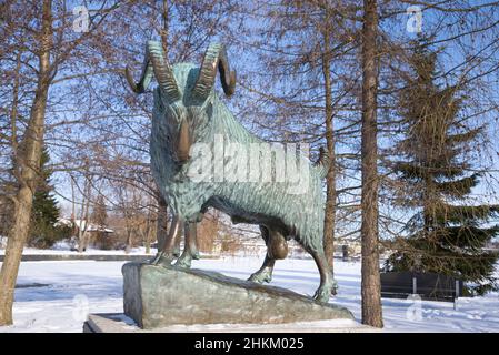 SAVONLINNA, FINLANDE - 03 MARS 2018 : sculpture du bélier noir qui a sauvé la forteresse d'Olavinlinna de l'assaut de nuit des troupes russes Banque D'Images