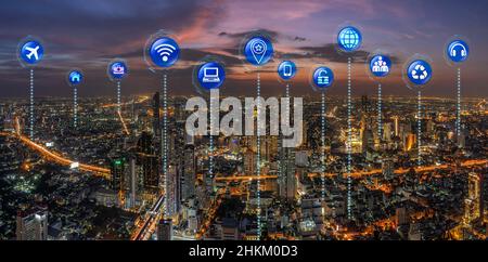 L'Internet des objets ou l'internet des objets vous fait découvrir la fantastique scène du panorama urbain de Bangkok qui a un bâtiment moderne et une vue sur la rivière Banque D'Images