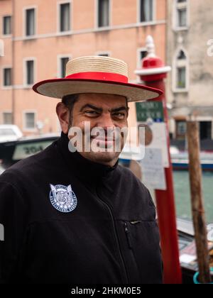 Venise, Italie - janvier 5 2022: Gondolier Boatman avec Portrait traditionnel en chapeau de paille avec le logo de l'Associazione Gondolieri di Venezia Banque D'Images