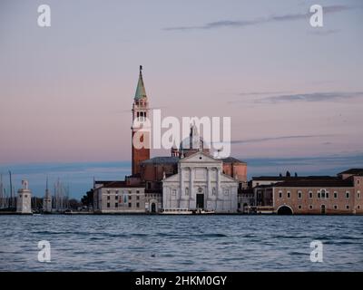 Église Chiesa San Giorgio Maggiore et Campanile Bell Tower dans la soirée à Dusk Banque D'Images