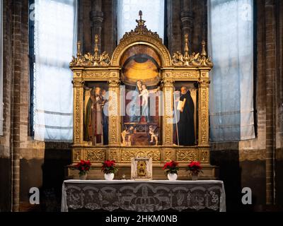 Venise, Italie - janvier 4 2022 : Triptych de Madonna avec les enfants et les saints, peint par Giovanni Bellini en 1488, dans la chapelle de Pesaro, Santa Maria Gloriosa de Banque D'Images