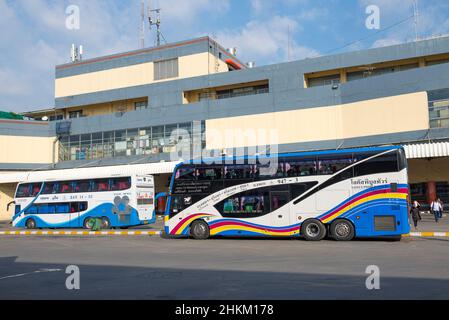 BANGKOK, THAÏLANDE - 14 DÉCEMBRE 2018 : deux bus interurbains dans le bâtiment de la gare routière du Nord par une journée ensoleillée Banque D'Images