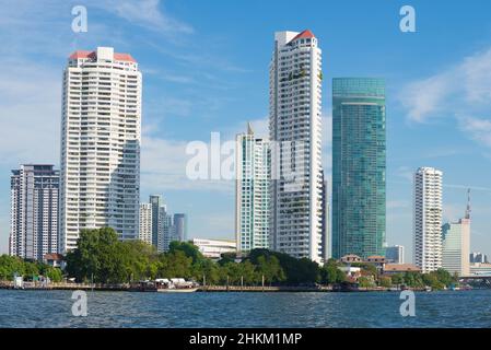 BANGKOK, THAÏLANDE - 02 JANVIER 2019 : vue sur les bâtiments modernes de la haute tour sur la rivière Chao Phraya par beau temps Banque D'Images