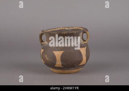 Art inspiré par le pot (guan) avec deux poignées en boucle et décoration géométrique, chinois, culture Gansu Yangshao, 3100-2700 av. J.-C., époque néolithique, 8000-2000 av. J.-C., 2200-1700 av. J.-C., faïence brunie avec décoration de fond de robe brun foncé, province de Gansu, Chine, Asie, province de Qinghai, Chine, Asie, œuvres classiques modernisées par Artotop avec une touche de modernité. Formes, couleur et valeur, impact visuel accrocheur sur l'art émotions par la liberté d'œuvres d'art d'une manière contemporaine. Un message intemporel qui cherche une nouvelle direction créative. Artistes qui se tournent vers le support numérique et créent le NFT Artotop Banque D'Images