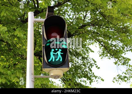 Un gros plan de feux de signalisation verts en tant que symbole d'amour LGBT à Vienne, en Autriche Banque D'Images