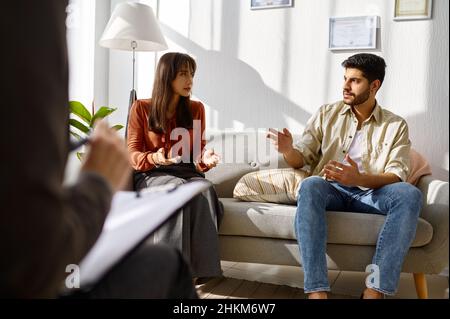 Jeune couple de famille à la réunion de conseil de psychologue Banque D'Images