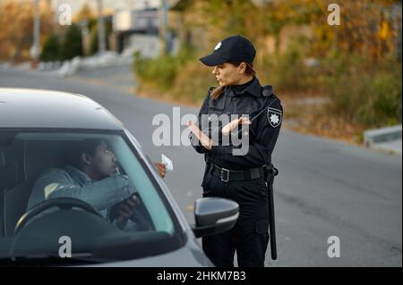 Une femme policière refuse tout pot-de-vin du conducteur Banque D'Images