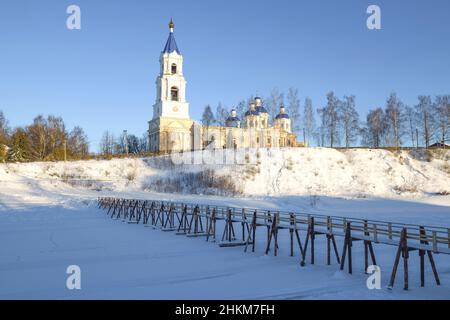 Vue sur l'ancienne cathédrale de Résurrection depuis la rive de la rivière Kashinka gelée, le jour de janvier ensoleillé.Kashin.Région de Tver, Russie Banque D'Images