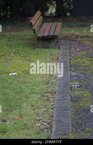 Banc en bois sur le cimetière juif de Mülheim Banque D'Images