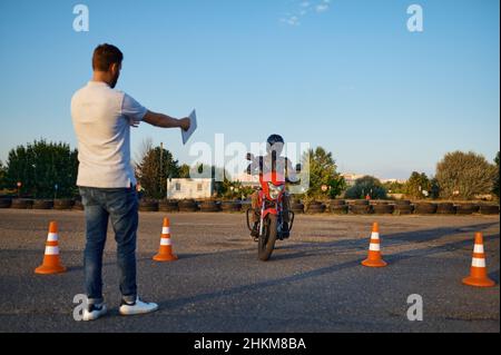 Équitation entre les cônes, leçon à l'école de moto Banque D'Images