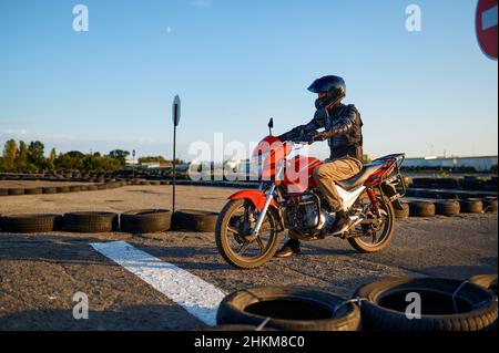 Étudiant en moto à la ligne de départ, motordrome Banque D'Images