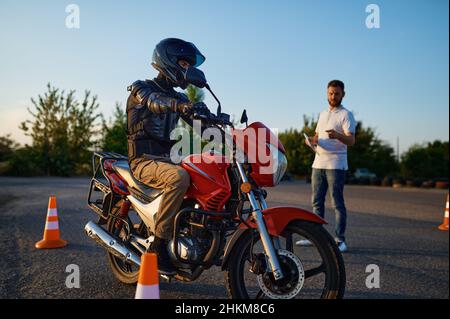 Équitation entre les cônes, leçon à l'école de moto Banque D'Images