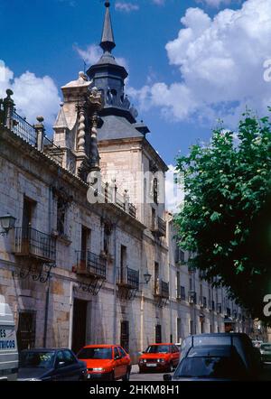 FACHADA DEL ANTIGUO HOSPITAL DE SAN AGUSTIN - SIGLO XVII - FOTO AÑOS 90.AUTEUR: MONTALVAN IGNACIO / PORTELA PEDRO.LIEU: HÔPITAL DE SAN AGUSTIN.BURGO DE OSMA.Soria.ESPAGNE. Banque D'Images