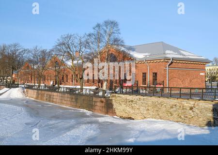 KRONSHTADT, RUSSIE - 18 JANVIER 2022 : vue sur l'ancien bâtiment de la 'cuisine de l'hutch' (un bâtiment pour la cuisine par les équipages de navires étrangers) sur un Banque D'Images