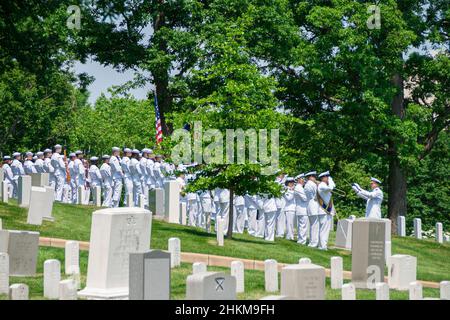 Arlington, États-Unis.11 mai : cimetière MILITAIRE AMÉRICAIN en premier plan et cérémonie de sépulture en arrière-plan Banque D'Images