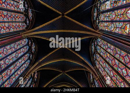 PARIS, FRANCE - 13 MAI 2015 : voûte avec vitraux de la partie supérieure de la chapelle Saint-Chapelle. Banque D'Images