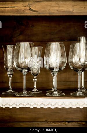 plusieurs verres à vin propres sur l'étagère d'un ancien meuble rustique Banque D'Images