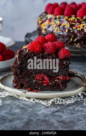 Gâteau aux amandes au chocolat sans Fourless avec ganache au chocolat et framboises fraîches Banque D'Images