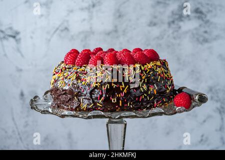 Gâteau aux amandes au chocolat sans Fourless avec ganache au chocolat et framboises fraîches Banque D'Images