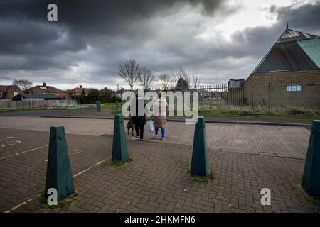 Easterside est une petite propriété d'habitation située dans le quartier Ladgate de Middlesbrough, dans le North Yorkshire, avec une population d'environ 3 200 000 habitants.Elle est délimitée à l'est par le A172 (chemin Marton) et par le B1380 (chemin Ladgate) au sud.Une grande partie de son stock de logements a été construite entre le début et la mi-1960s dans un style ouvert avec peu de murs ou de clôtures hauts et a de grands espaces verts dans les zones communes.La plus grande de ces zones se trouve au centre du domaine près de l'église et ce qui est maintenant une aire de jeux clôturée. Banque D'Images