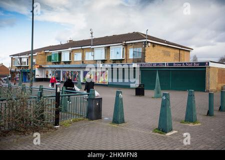 Easterside est une petite propriété d'habitation située dans le quartier Ladgate de Middlesbrough, dans le North Yorkshire, avec une population d'environ 3 200 000 habitants.Elle est délimitée à l'est par le A172 (chemin Marton) et par le B1380 (chemin Ladgate) au sud.Une grande partie de son stock de logements a été construite entre le début et la mi-1960s dans un style ouvert avec peu de murs ou de clôtures hauts et a de grands espaces verts dans les zones communes.La plus grande de ces zones se trouve au centre du domaine près de l'église et ce qui est maintenant une aire de jeux clôturée. Banque D'Images