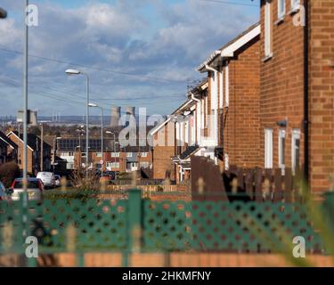 Easterside est une petite propriété d'habitation située dans le quartier Ladgate de Middlesbrough, dans le North Yorkshire, avec une population d'environ 3 200 000 habitants.Elle est délimitée à l'est par le A172 (chemin Marton) et par le B1380 (chemin Ladgate) au sud.Une grande partie de son stock de logements a été construite entre le début et la mi-1960s dans un style ouvert avec peu de murs ou de clôtures hauts et a de grands espaces verts dans les zones communes.La plus grande de ces zones se trouve au centre du domaine près de l'église et ce qui est maintenant une aire de jeux clôturée. Banque D'Images