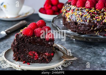 Gâteau aux amandes au chocolat sans Fourless avec ganache au chocolat et framboises fraîches Banque D'Images