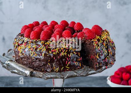 Gâteau aux amandes au chocolat sans Fourless avec ganache au chocolat et framboises fraîches Banque D'Images