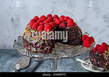 Gâteau aux amandes au chocolat sans Fourless avec ganache au chocolat et framboises fraîches Banque D'Images