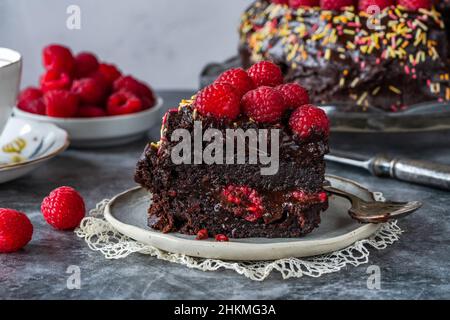 Gâteau aux amandes au chocolat sans Fourless avec ganache au chocolat et framboises fraîches Banque D'Images